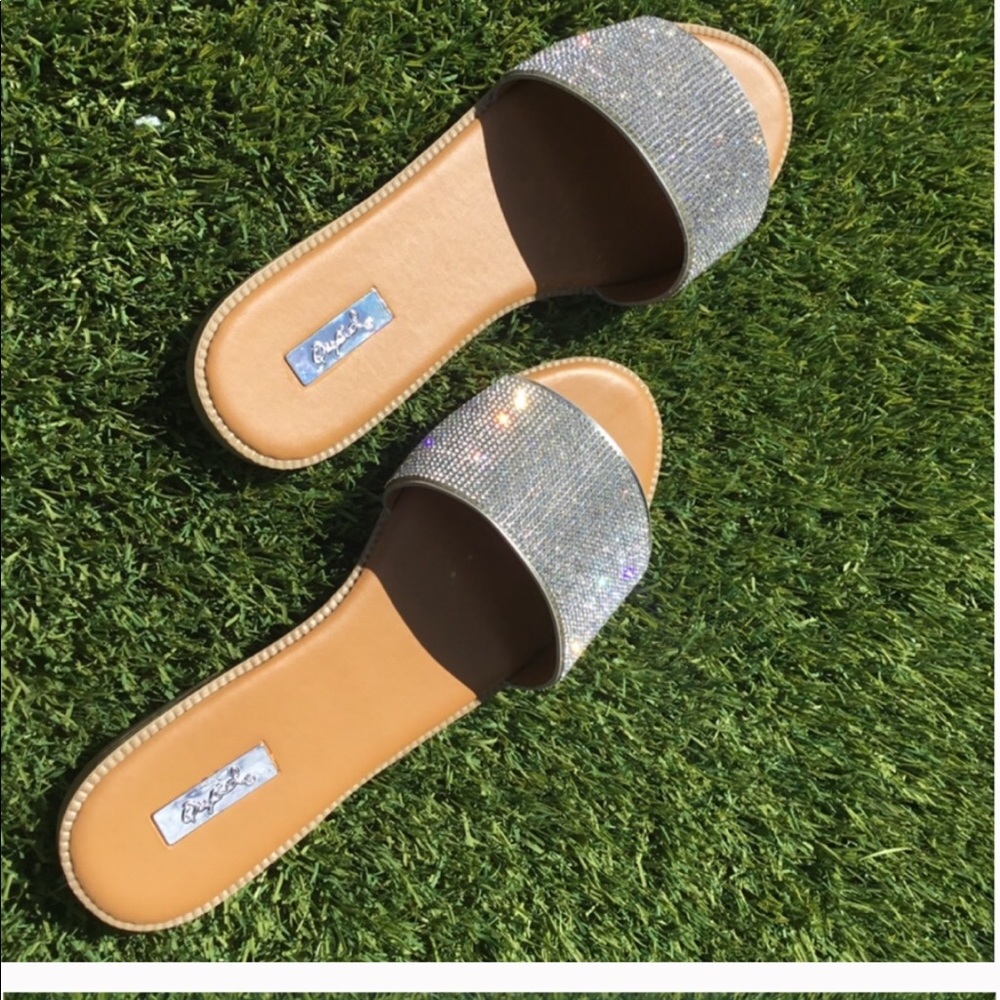 Sparkly Sandal, adds a simple luxurious look!